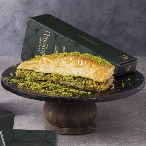 Karakoy Gulluoglu Hediyelik Havuc Dilimli Fistikli Baklava