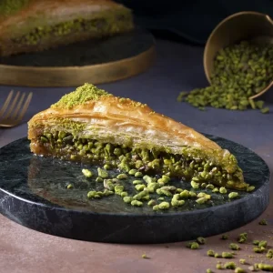 Karakoy Gulluoglu Havuc Dilimli Fistikli Baklava
